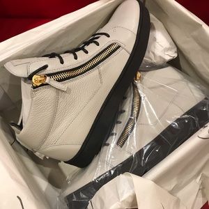 NWT Giuseppe Zanotti Design light grey EU44/US11